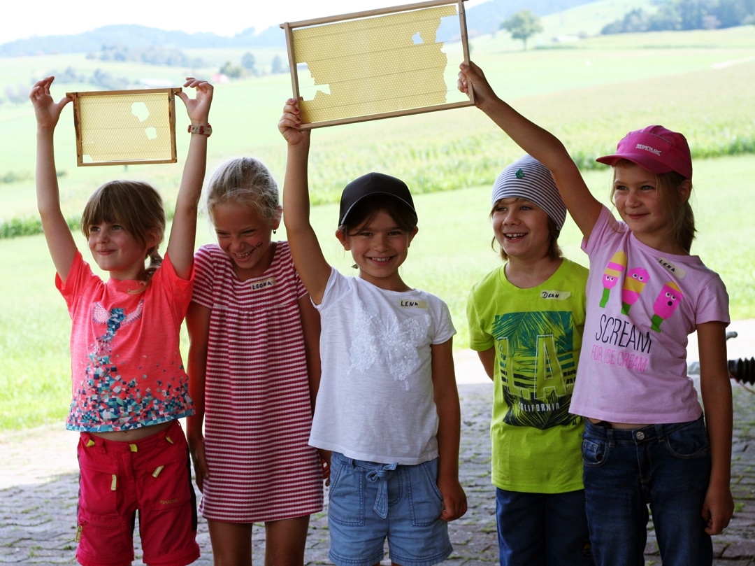 Kinder und Bienen bei der Imkereibesichtigung